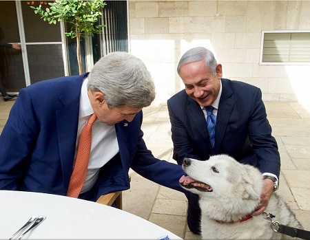 נתניהו עם הכלבה קאיה 2015