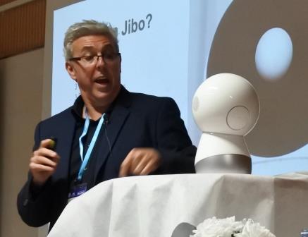 ד"ר רוברטו פירצ'יני עם הרובוט Jibo