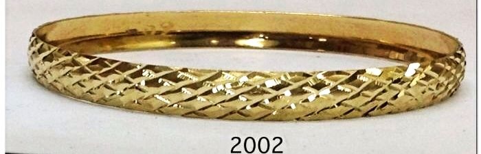 צמיד זהב 14K בצורה של מעוינים ממולא חריטת יהלום על רקע מבריק הכל בעבודת יד (2002)