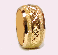 טבעת נישואין זהב 14K עם חריטות יהלום בשילוב נצנץ ושברי מראה בצדדים (4060)