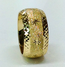 טבעת נישואין זהב 14K עם כוכבים על רקע נצנץ מלא ועיטורי חריטות יהלום בצדדים (4080)