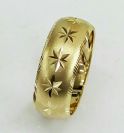 טבעת נישואין זהב 14K מקומר על רקע מט עם כוכבים באמצע וקנטים בצדדים (4025)