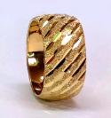 טבעת נישואין זהב 14K על רקע נצנץ מלא ושברי אלכסונים בחריטת יהלום (4070)