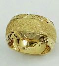 טבעת נישואין זהב 14K על רקע נצנץ מלא ועיטורי חריטות יהלום בצדדים (4075)