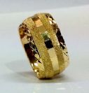 טבעת נישואין זהב 14K עם שברי מראה באמצע ברקע נצנץ ועיטורי חריטת יהלום בצדדים (4085)