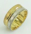 טבעת נישואין זהב רוחב 8 מ"מ מחולקת חצי לבן חצי צהוב עם חריטות יהלום (4350)