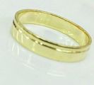 טבעת נישואין פשוטה לגבר עם פס אחד לאורך (4550)
