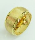 טבעת נישואין זהב מחוספסת באמצע ואיקסים בצדדים (4440)