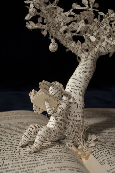 עץ עשוי דפים של ספרים