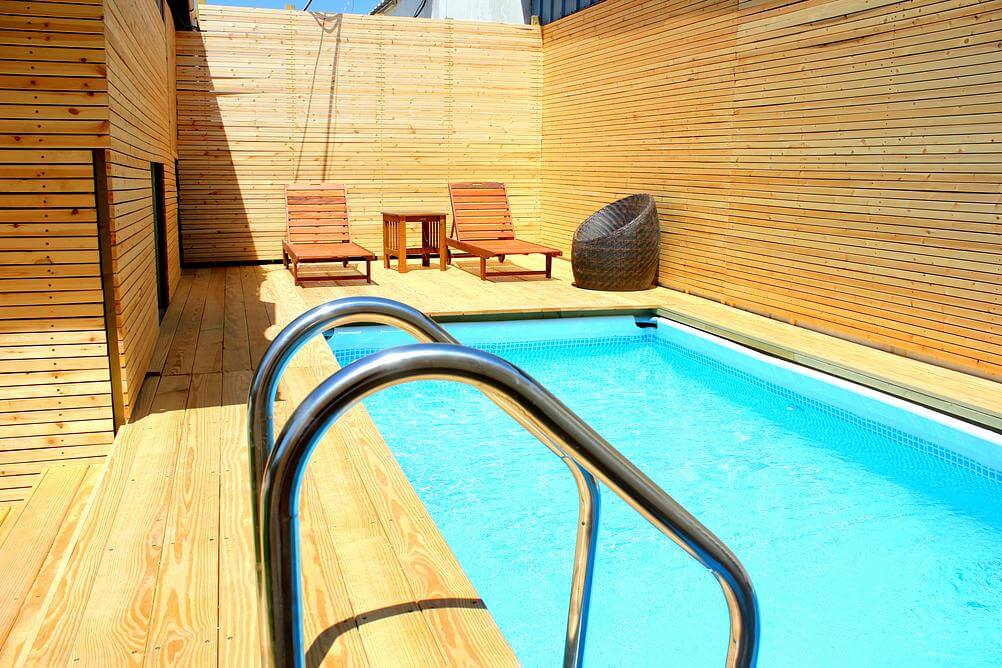 בריכת שחייה מחופה דק - הבית הלבן