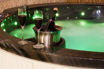 לופט מהסרטים - ג'קוזי מפואר עם שתייה אלכוהולית