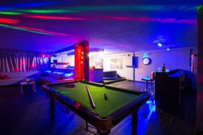 ווקה לופט - חלל המקום ושולחן סנוקר