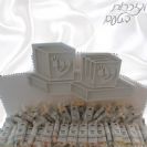 סוכריות ספר תורה ממותגות על במה לבנה