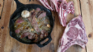 רק בשר: מנת sizzling לוהטת ומבעבעת