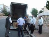 פורקים את המשאית ליד בית הכנסת אור הרש"ש.