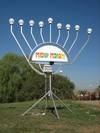 חנוכיה חשמלית בגובה 2.5 מ'
