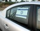 דגל נצמד לצד חלון הרכב