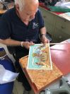 יצור דגלי שמחה תורה בעיצומו