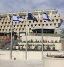 תורן אלומיניום קוני בגובה 6 מטר התקנה בבנק ישראל באמצעות פלטות חיבור לקיר
