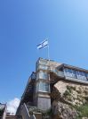 תורן אלומיניום קוני בגובה 10 מטר התקנה על גג מבנה בנמל קיסריה עם דגל לאום 2.9 על 4 מטר
