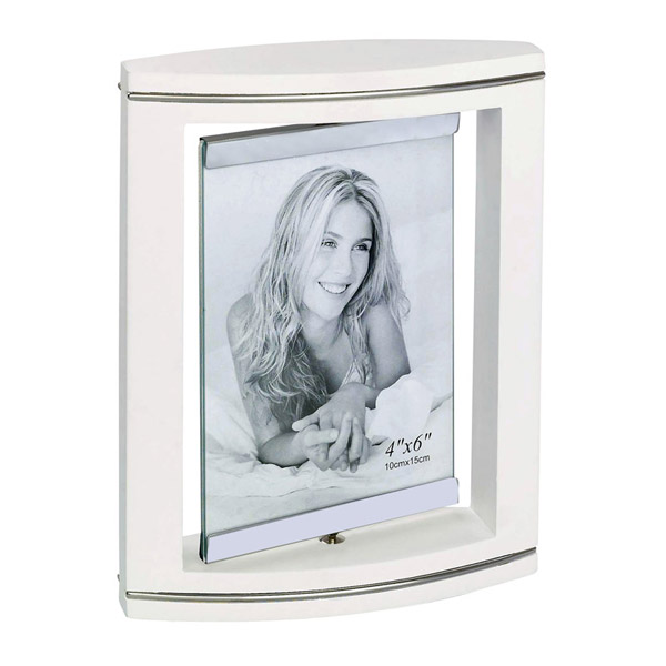 מסגרת עץ לבנה מסתובבת