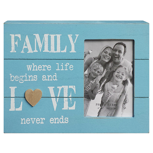 מסגרת תיבה מעץ תכלת כיתוב FAMILY לבן