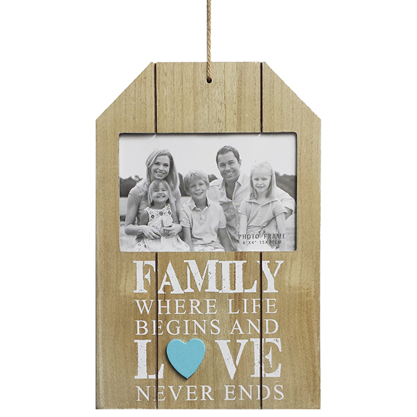 מסגרת לתמונה לתלייה בצבע טבעי עם כיתוב FAMILY לבן