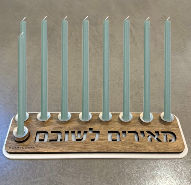 חנוכייה מאירים לשובם