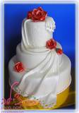עוגת חתונה עם ורדים אדומים ושיפולי בצק סוכר בדימוי של בד משי