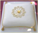 עוגת החתונה של ריקי - עוגת כרית עם עיטורי זהב