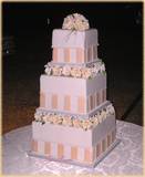 עוגות חתונה העוגה של רן ולילי היתה עוגה מרשימה, כמעט מטר גובה, כ-500 פרחי סוכר!