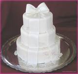 עוגת חתונה לבנה עם עיטורים בבצק סוכר