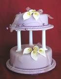עוגת חתונה בסגול עם פרחי סוכר