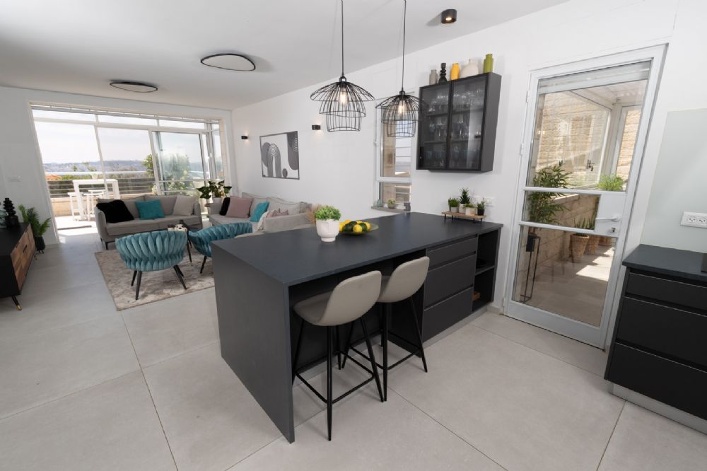 תמונה של אי וסלון בסגנון מודרני