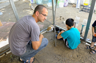 אסף פיליפ עם מטופל בפינת חי