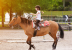 טיפול באמצעות סוסים ילדה רוכבת על סוס