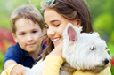 מטפלת ילד וכלב במשולש טיפולי בעזרת בעלי חיים