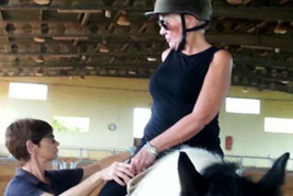טיפול בנשים חולות סרטן השד באמצעות רכיבה על סוסים