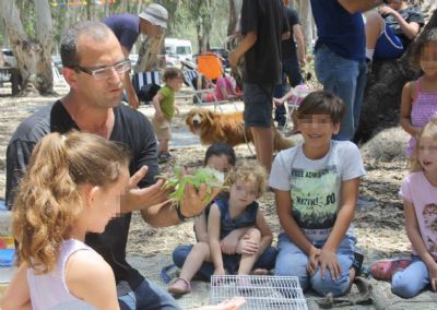 אסף פיליפ עובד עם קבוצת ילדים חיה טיפולית
