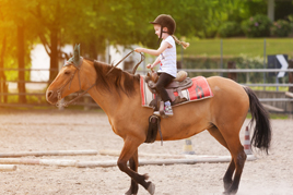 טיפול באמצעות הסוס ילדה רוכבת על סוס