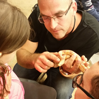 אסף פיליפ - מטפל רגשי בעזרת בעלי חיים