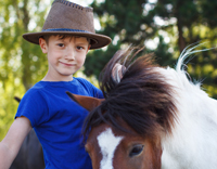 רכיבה טיפולית על סוסים - ילד וסוס