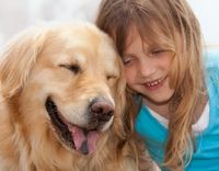 טיפול בעזרת כלבים - ילדה מחבקת כלב
