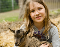 טיפול בעזרת בעלי חיים - ילדה עם גדי