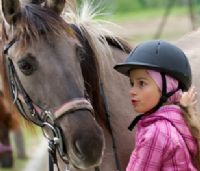 רכיבה טיפולית - סוס וילדה