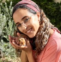 קרנית בן ישר מטפלת רגשית בעזרת בעלי חיים