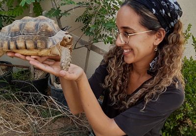 קרנית בן ישר - מטפלת רגשית בעזרת בעלי חיים