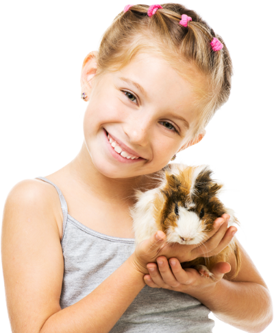 ילדה מחזיקה שרקן מטפלים בעזרת בעלי חיים