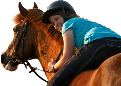 ילדה רוכבת על סוס רכיבה טיפולית
