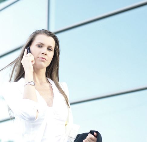 אישה מדברת בטלפון - מאך 1